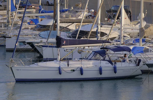Italien Sicilien Medelhavet Marina Ragusa Ragusaprovinsen September 2023 Man Segelbåt — Stockfoto