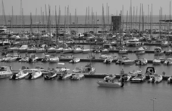 イタリア シチリア 地中海 マリーナディラグーサ ラグーサ州 2023年9月16日 モーターボートと港内の豪華なヨット Editorial — ストック写真