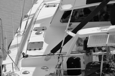 İtalya, Sicilya, Akdeniz, Marina di Ragusa (Ragusa Eyaleti); 16 Eylül 2023, limandaki bir yelkenli teknesinde adam - EDITORIAL