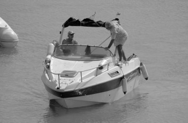 İtalya, Sicilya, Akdeniz, Marina di Ragusa (Ragusa Eyaleti); 16 Eylül 2023, limandaki bir motorlu tekne - EDITORIAL