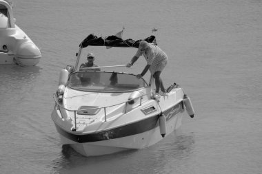 İtalya, Sicilya, Akdeniz, Marina di Ragusa (Ragusa Eyaleti); 16 Eylül 2023, limandaki bir motorlu tekne - EDITORIAL