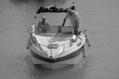 İtalya, Sicilya, Akdeniz, Marina di Ragusa (Ragusa Eyaleti); 16 Eylül 2023, limandaki bir motorlu tekne - EDITORIAL