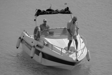 İtalya, Sicilya, Akdeniz, Marina di Ragusa (Ragusa Eyaleti); 16 Eylül 2023, limandaki bir motorlu tekne - EDITORIAL