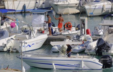 İtalya, Sicilya, Akdeniz, Marina di Ragusa (Ragusa Eyaleti); 16 Eylül 2023, limanda halk, motorlu tekneler ve lüks yatlar - EDITORIAL