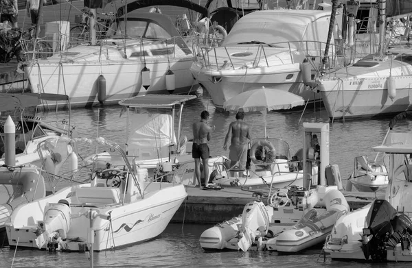 Italien Sicilien Medelhavet Marina Ragusa Ragusaprovinsen September 2023 Människor Motorbåtar — Stockfoto