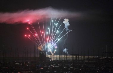 İtalya, Sicilya, Marina di Ragusa (Ragusa Eyaleti), geceleri marinada havai fişekler.