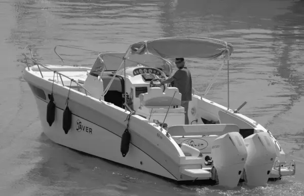 イタリア シチリア 地中海 マリーナディラグーサ ラグーサ州 2023年9月17日 港で豪華なヨットに乗った男性 Editorial — ストック写真