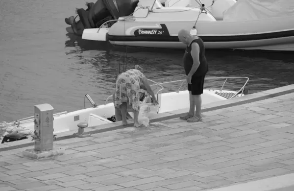 イタリア シチリア 地中海 マリーナディラグーサ ラグーサ州 2023年9月19日 港内のモーターボートでスポーツ漁師 Editorial — ストック写真