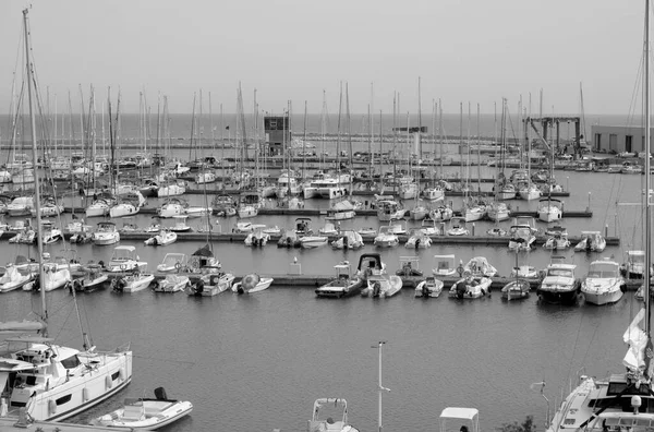 イタリア シチリア 地中海 マリーナディラグーサ ラグーサ州 2023年9月20日 モーターボートと港内の豪華なヨット Editorial — ストック写真