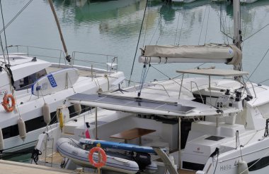 İtalya, Sicilya, Akdeniz, Marina di Ragusa (Ragusa Eyaleti); 21 Eylül 2023, limanda katamaran yelkenli tekneleri - EDITORIAL