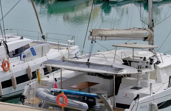 İtalya, Sicilya, Akdeniz, Marina di Ragusa (Ragusa Eyaleti); 21 Eylül 2023, limanda katamaran yelkenli tekneleri - EDITORIAL