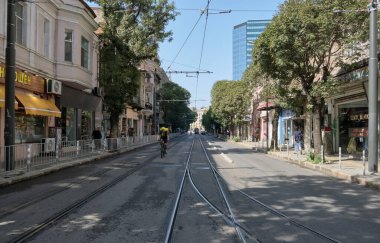 Bulgaristan, Sofya; 22 Eylül 2023, şehrin merkez caddesindeki insan ve mağazalar - EDITORIAL