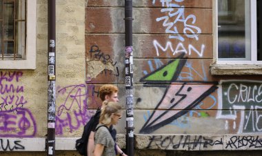 Bulgaristan, Sofya; 22 Eylül 2023, kentin merkez caddesinde yürüyen Bulgar halkı - EDITORIAL