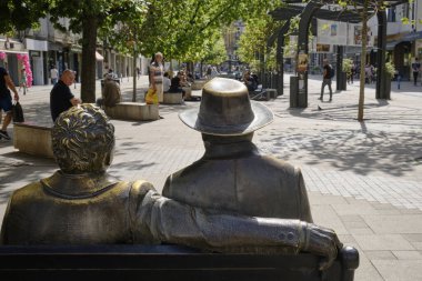 Bulgaristan, Sofya; 22 Eylül 2023, bronz heykeller ve şehrin merkez meydanındaki insanlar - EDITORIAL