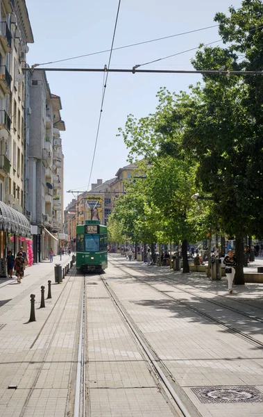 Bulgaria Sofía Septiembre 2023 Tranvía Personas Caminando Una Plaza Central — Foto de Stock