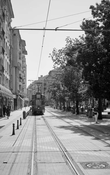 Bulgaria Sofía Septiembre 2023 Tranvía Personas Caminando Una Plaza Central —  Fotos de Stock