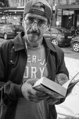 Bulgaristan, Sofya: 22 Eylül 2023, kentin merkez caddesinde elinde kitap bulunan bir Bulgar 'ın portresi - EDITORIAL