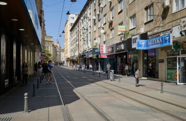 Bulgaristan, Sofya; 22 Eylül 2023, şehrin merkez caddesindeki insanlar ve eski binalar - EDITORIAL