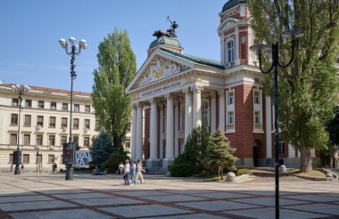 Bulgaristan, Sofya, İvan Vazov Ulusal Tiyatrosu 'ndaki insanlar, kentin merkez meydanında