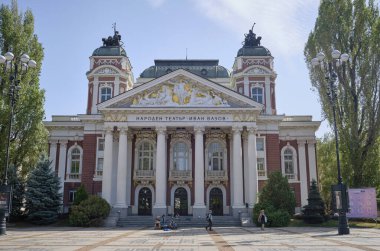 Bulgaristan, Sofya; 22 Eylül 2023, İvan Vazov Ulusal Tiyatrosu 'ndaki insanlar, şehrin merkez meydanında - EDITORIAL