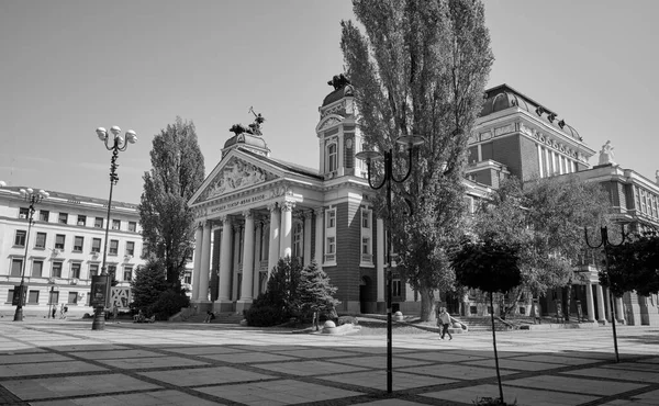 ブルガリア ソフィア イヴァン ジョフ国立劇場の人々 市の中央広場で — ストック写真