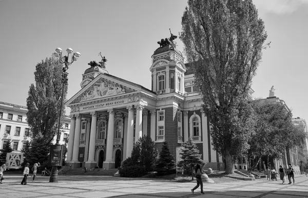 ブルガリア ソフィア 2023年9月22日 イヴァン ジョフ国立劇場の人々 市の中心部広場 Editorial — ストック写真