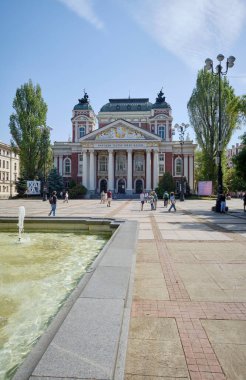 Bulgaristan, Sofya; 22 Eylül 2023, İvan Vazov Ulusal Tiyatrosu 'ndaki insanlar, şehrin merkez meydanında - EDITORIAL