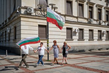 Bulgaristan, Sofya; 22 Eylül 2023, Indipendence Günü kutlamaları için sokaklarda dans eden Bulgar bayrağı taşıyan insanlar - EDITORIAL