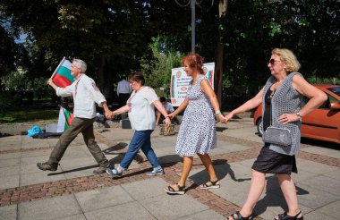 Bulgaristan, Sofya; 22 Eylül 2023, Indipendence Günü kutlamaları için sokaklarda dans eden Bulgar bayrağı taşıyan insanlar - EDITORIAL