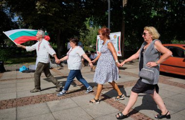 Bulgaristan, Sofya; 22 Eylül 2023, Indipendence Günü kutlamaları için sokaklarda dans eden Bulgar bayrağı taşıyan insanlar - EDITORIAL
