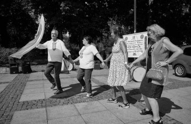 Bulgaristan, Sofya; 22 Eylül 2023, Indipendence Günü kutlamaları için sokaklarda dans eden Bulgar bayrağı taşıyan insanlar - EDITORIAL