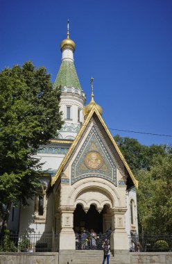 Bulgaristan, Sofya, kentin merkezi bir caddesinde yer alan St. Nicholas Rus Kilisesi (Tsurkva Sveta Nikolai) manzaralı
