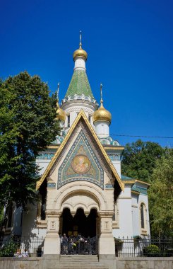 Bulgaristan, Sofya, kentin merkezi bir caddesinde yer alan St. Nicholas Rus Kilisesi (Tsurkva Sveta Nikolai) manzaralı