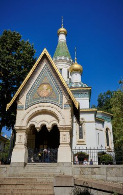 Bulgaristan, Sofya, kentin merkezi bir caddesinde yer alan St. Nicholas Rus Kilisesi (Tsurkva Sveta Nikolai) manzaralı