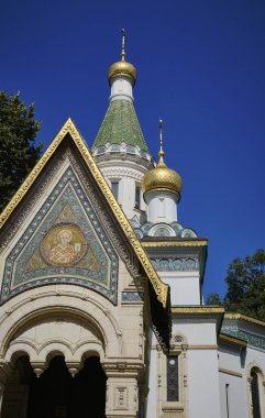 Bulgaristan, Sofya, kentin merkezi bir caddesinde yer alan St. Nicholas Rus Kilisesi (Tsurkva Sveta Nikolai) manzaralı