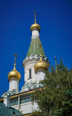 Bulgaristan, Sofya, kentin merkezi bir caddesinde yer alan St. Nicholas Rus Kilisesi (Tsurkva Sveta Nikolai) manzaralı