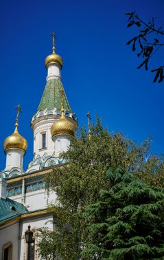 Bulgaristan, Sofya, kentin merkezi bir caddesinde yer alan St. Nicholas Rus Kilisesi (Tsurkva Sveta Nikolai) manzaralı