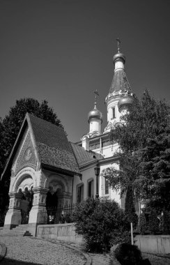 Bulgaristan, Sofya, kentin merkezi bir caddesinde yer alan St. Nicholas Rus Kilisesi (Tsurkva Sveta Nikolai) manzaralı