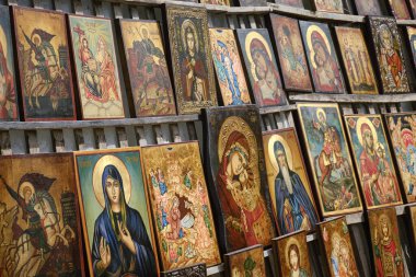 Bulgaristan, Sofya ve Rusya 'nın dini ahşap resimleri merkezi bir pazarda satılıyor