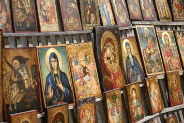 Bulgaristan, Sofya ve Rusya 'nın dini ahşap resimleri merkezi bir pazarda satılıyor