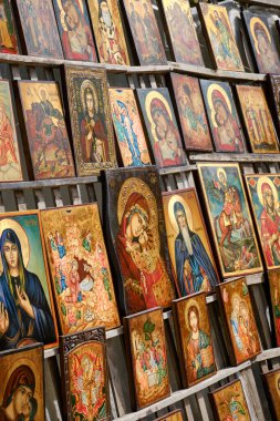 Bulgaristan, Sofya ve Rusya 'nın dini ahşap resimleri merkezi bir pazarda satılıyor