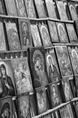 Bulgaristan, Sofya ve Rusya 'nın dini ahşap resimleri merkezi bir pazarda satılıyor