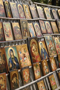 Bulgaristan, Sofya ve Rusya 'nın dini ahşap resimleri merkezi bir pazarda satılıyor