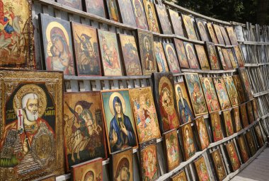 Bulgaristan, Sofya ve Rusya 'nın dini ahşap resimleri merkezi bir pazarda satılıyor