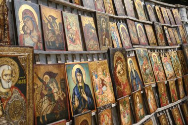 Bulgaristan, Sofya ve Rusya 'nın dini ahşap resimleri merkezi bir pazarda satılıyor