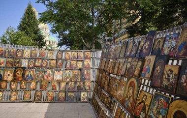 Bulgaristan, Sofya ve Rusya 'nın dini ahşap tabloları merkez pazarda satılıyor (Arka planda Alexander Nevskij Katedrali)