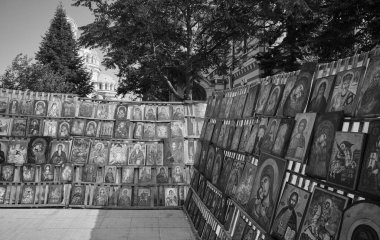 Bulgaristan, Sofya ve Rusya 'nın dini ahşap tabloları merkez pazarda satılıyor (Arka planda Alexander Nevskij Katedrali)