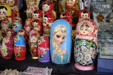 Bulgaristan, Sofya ve Rusya 'nın ahşap matruşkalarını şehir merkezindeki bir pazarda satıyorlar