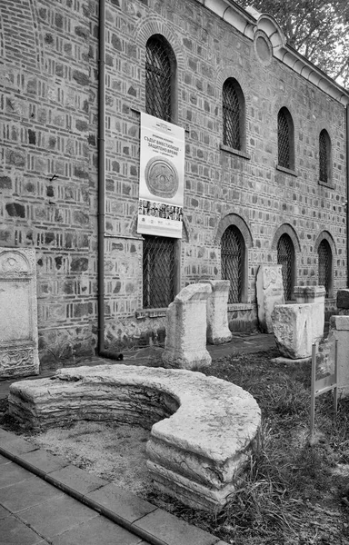 ブルガリア ソフィア 2023年9月22日 ダウンタウンにある考古学博物館の外のロマンチックな遺跡 Editorial — ストック写真