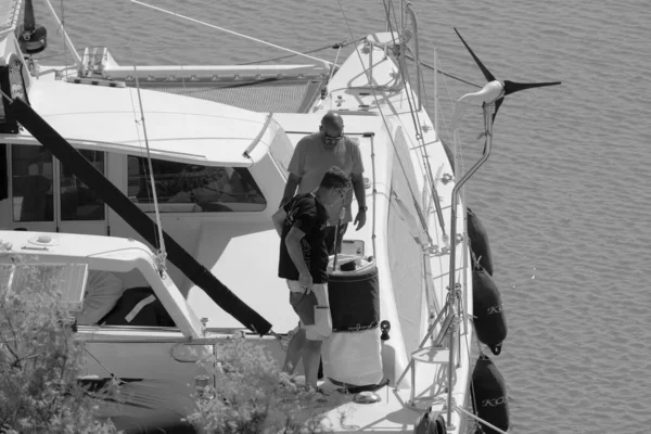意大利 西西里 地中海 拉古萨海 拉古萨省 2021年9月4日 港口一艘双桅帆船上的船员 Editorial — 图库照片